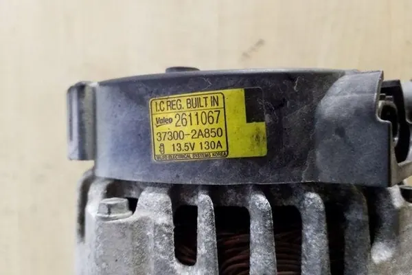 KIA SPORTAGE V 1.7L hybrid generaattori 2012 OEM 2611067 image 3