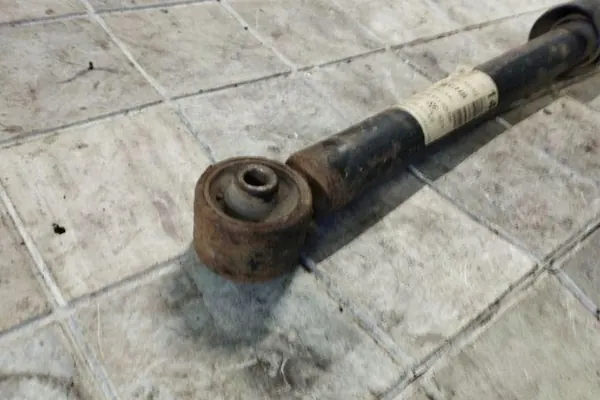 Ammortizzatore posteriore sinistro VW POLO 1.4L Diesel 2007 OEM image 3