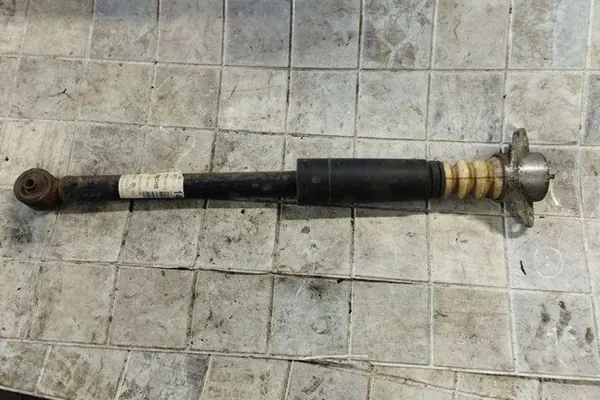 Ammortizzatore posteriore sinistro VW POLO 1.4L Diesel 2007 OEM image 4