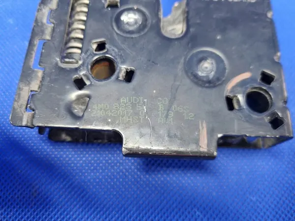 Huvlås AUDI Q7 Q8 4M0823509B image 8