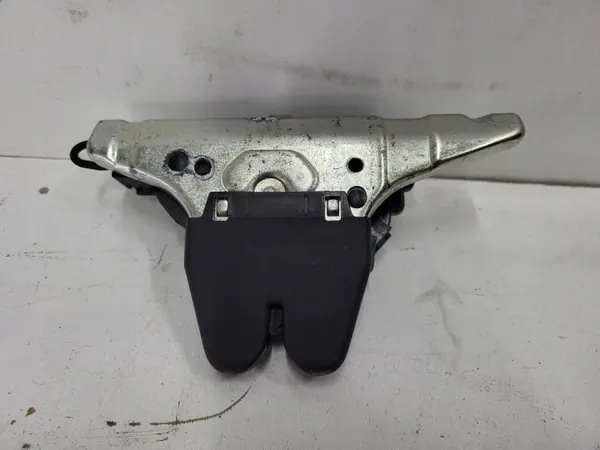 Cerradura de maletero Mercedes-Benz OEM A2057500600 - Usado image 3