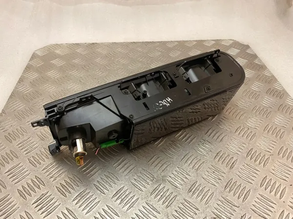 Volvo XC90 Framre dryckeshållare OEM 31497282 image 3