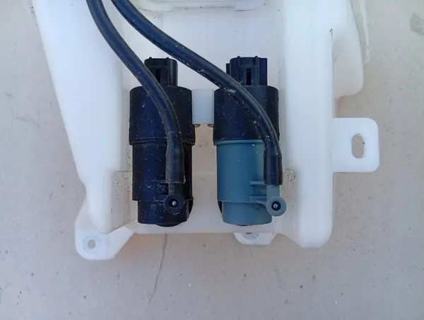 Toyota OE Ruitensproeiervloeistofreservoir 85315-0D170 image 2