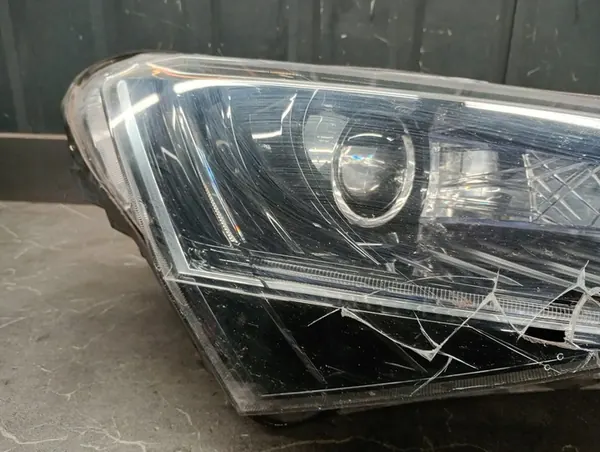 Rechtes Frontscheinwerfer SKODA SUPERB III 3V BI XENON image 2