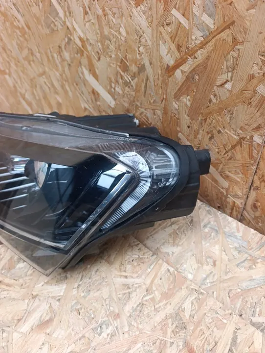 Farol Esquerdo Skoda Superb Bi Xenon OEM BJJU56 image 2