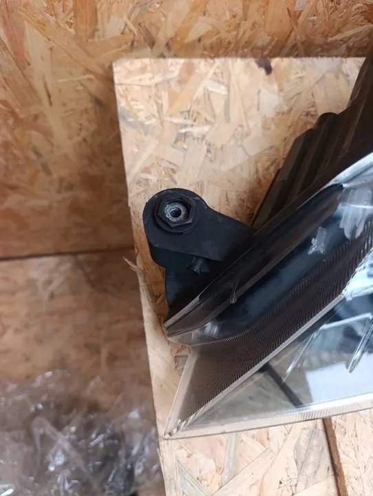 Farol Esquerdo Skoda Superb Bi Xenon OEM BJJU56 image 3