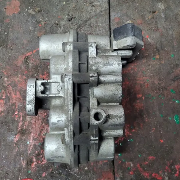 Soupape de sécheur d'air Octopus Six-Way OEM Iveco Stralis image 2
