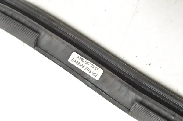 Junta de puerta Mercedes AMG GT OEM A1906970351 - Usado image 6