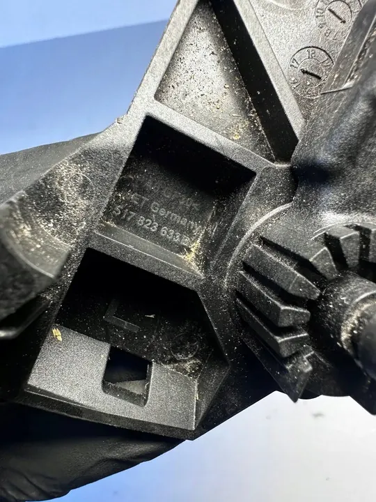 Sharan 7N Motorhuv Öppningshandtag Fäste 517823633B image 2