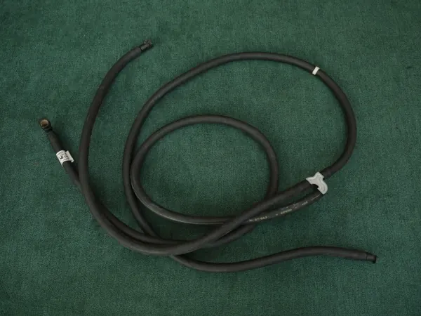 Clip de mangueira lavador OEM 4G43-13C100-BA para Aston Martin image 2