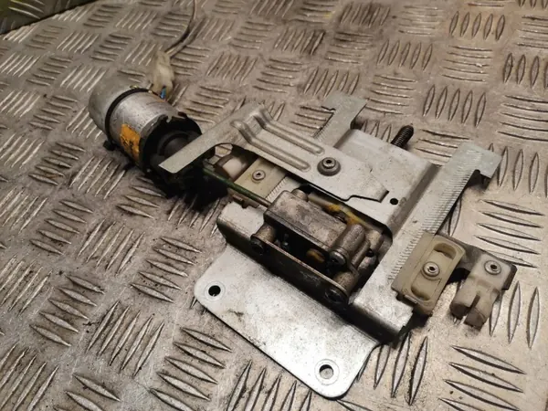 BMW OE 8166671 Sätemotor Fram vänster E38 image 3