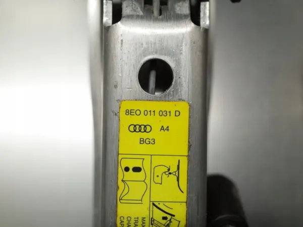Audi A4 S4 B7 Domkraft OEM 8E0011031D - Begagnad image 3