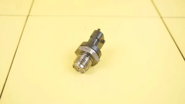 Polttoainepainetunnistin OEM 0281002982 Opelille image 2