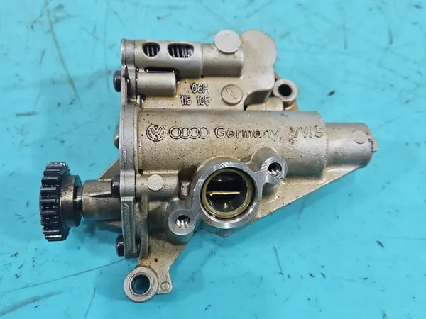 Pompe à huile d'occasion OEM 06H115105 pour Audi A4 B9 2.0 TFSI image 2