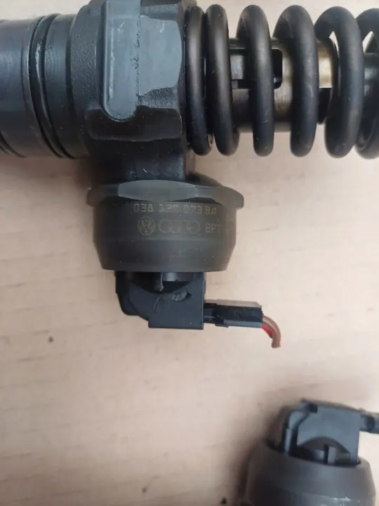 Pompe lave-glace OEM 038130073Q pour VW Passat B6 2.0 TDI image 3