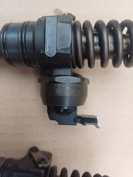 Pompe lave-glace OEM 038130073Q pour VW Passat B6 2.0 TDI image 4
