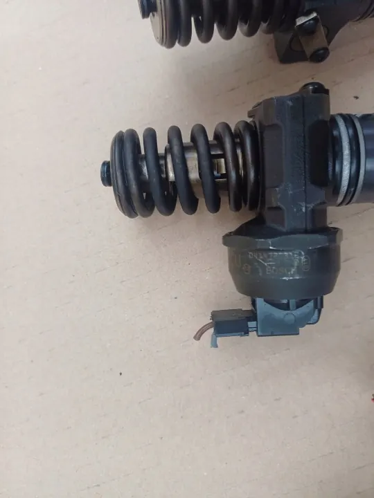 Pompe lave-glace OEM 038130073Q pour VW Passat B6 2.0 TDI image 5