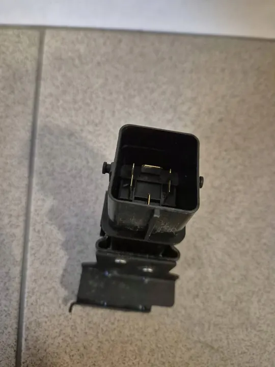 Relä, Hyundai lämmitysjärjestelmä OE 368302A701 image 3