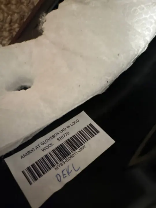 Compartimento Aston Martin DBX OEM MY83-E06011-JAW image 3