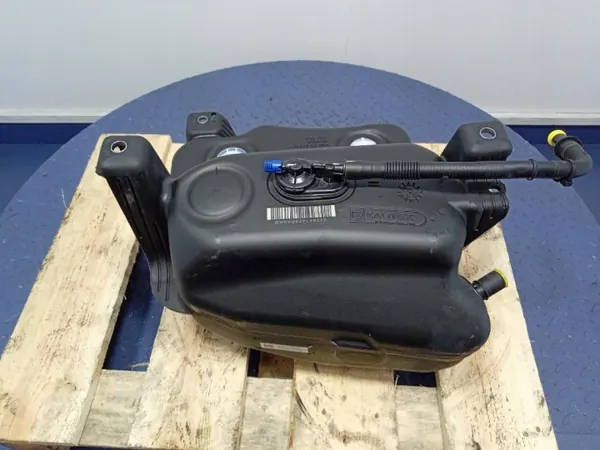 Tanque AdBlue VW Arteon OEM 3Q0131877H - Usado image 5