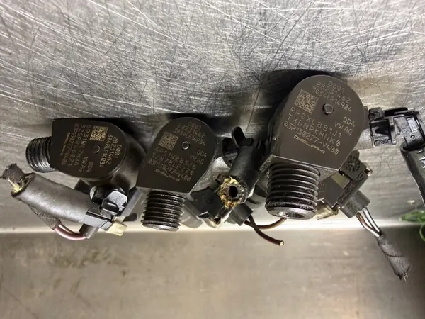 Iniettore VW AUDI SKODA 1.2 TDI 03P130277 image 3