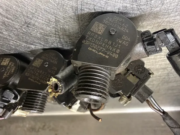 Iniettore VW AUDI SKODA 1.2 TDI 03P130277 image 4