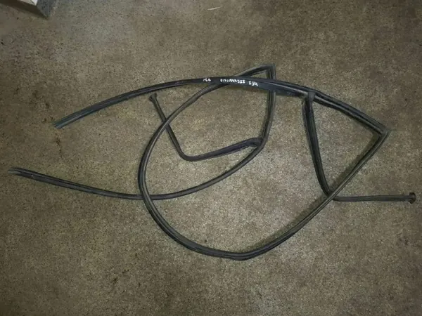 BMW E34 konepellitiiviste OEM 51711944588 - Käytetty image 2