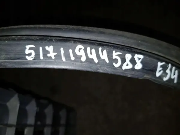 BMW E34 konepellitiiviste OEM 51711944588 - Käytetty image 3