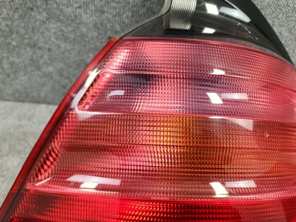 Luz trasera derecha - Mercedes C-Class W203 2000-2007 image 5