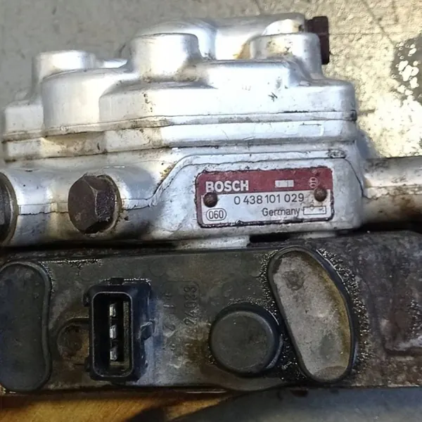 Distribuidor de combustível OEM 0341333530 para Audi 100 C3 2.3E image 8