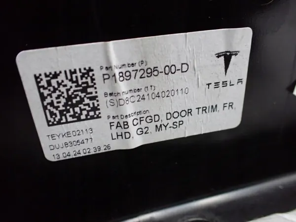 OEM 1897295-00-D Oikea Etuoven Verhoilu Tesla Model Y image 7