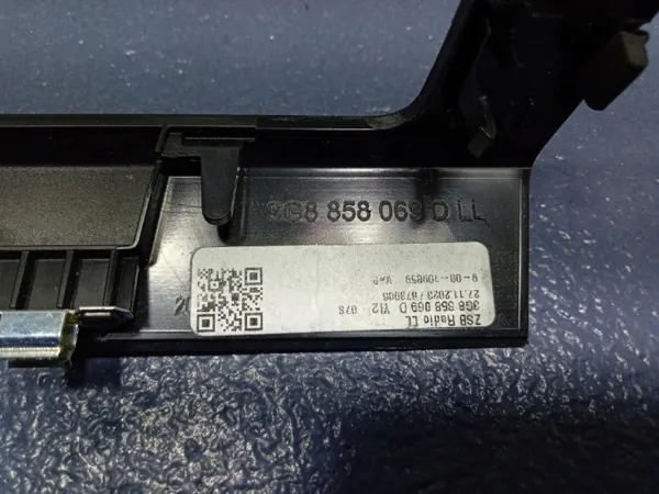 VW Arteon Radio Frame OEM 3G8858069D - Gebruikt image 6
