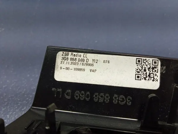 VW Arteon Radio Frame OEM 3G8858069D - Gebruikt image 7