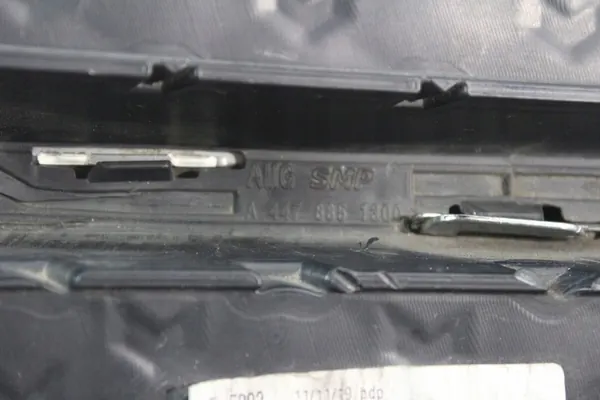 Grille de pare-chocs avant droite Mercedes V-Class W447 AMG Avantgarde image 3