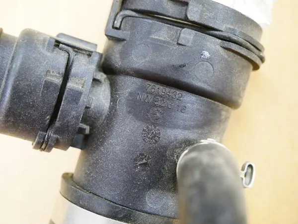 BMW F20 F30 F36 Vesiputki 8602027 image 10