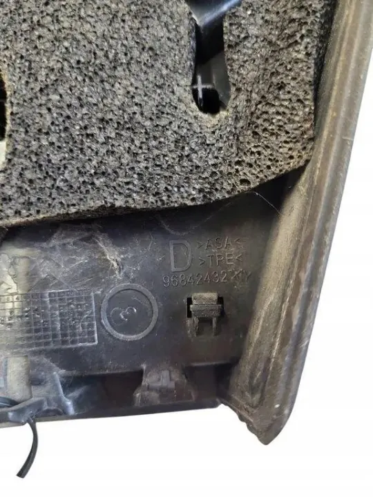 OEM 96842432 Rechter spiegelframe Peugeot 2008 II image 3