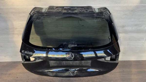 Mercedes C-luokka W206 takaluukun lasi OEM 2067402500 image 2