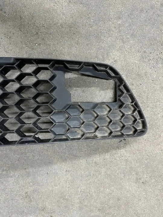Griglia paraurti anteriore Skoda Octavia II, usata, OEM 1Z0853677D image 2