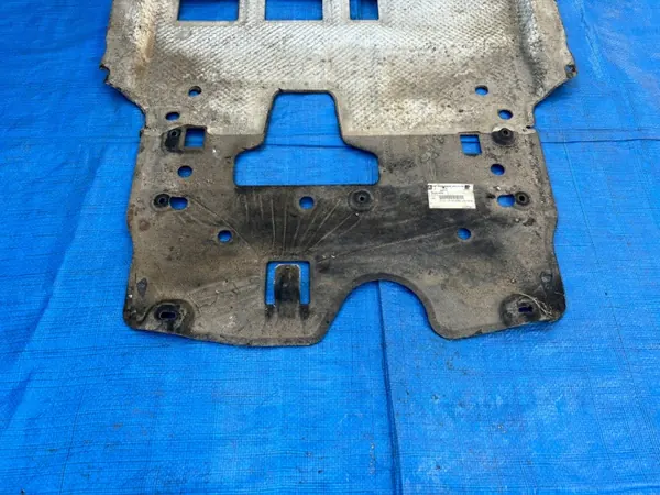 OEM 9824226080 Placa de protección motor Peugeot 208 II image 3