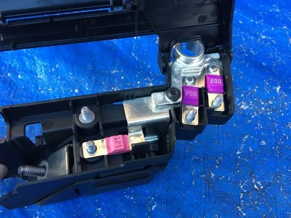 Abrazadera terminal batería Audi A6 C8 OEM 4K0915459P image 3