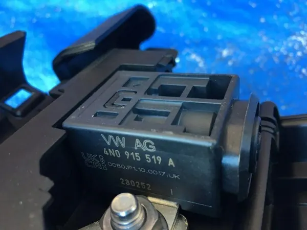 Abrazadera terminal batería Audi A6 C8 OEM 4K0915459P image 4