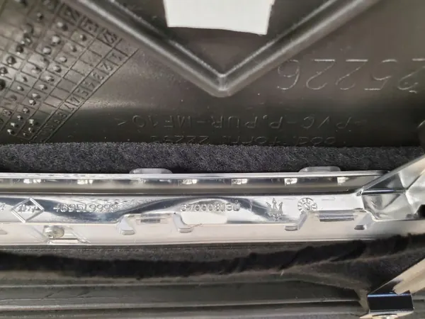 Maserati Ghibli 2017 Achterbak plank OEM 06700493060 image 9