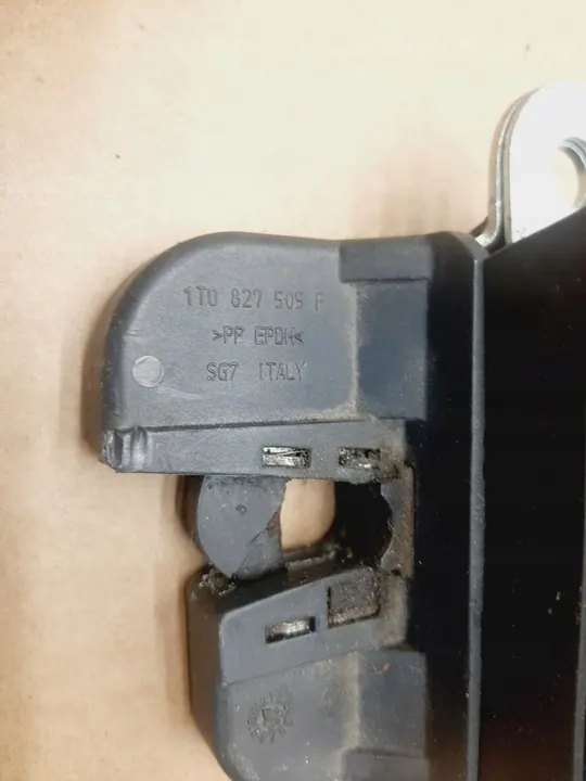 Bagagelås VW Touran MK1 2003-2006 image 9