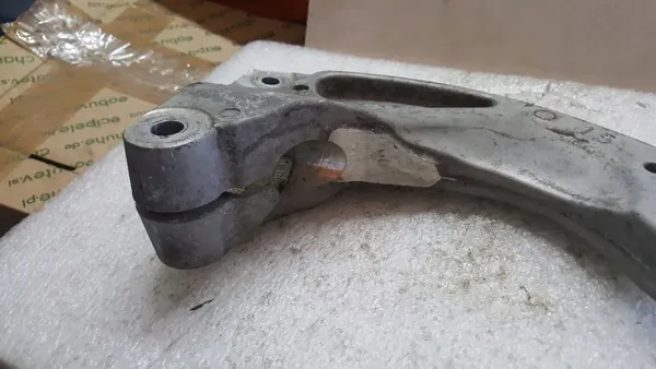 Framfjädringsfäste höger OEM 4M0413038N Audi Q5/Q7 image 3