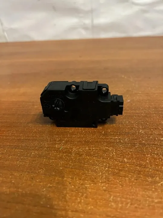 Moteur de volet Audi OE D2156 Diesel 2004 d'occasion image 3