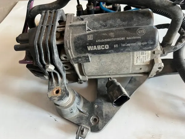 Compressor de ar Tesla S OEM 443020303 - Usado image 3