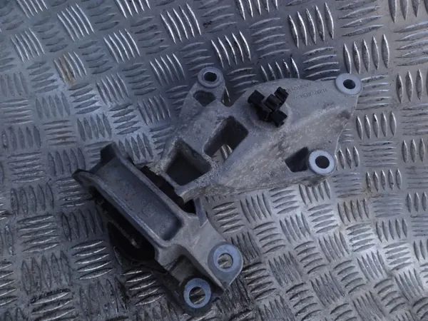 Dacia Duster Motorsteun OEM 112322283R - Gebruikt image 3