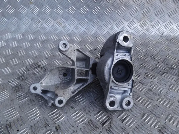 Dacia Duster Motorsteun OEM 112322283R - Gebruikt image 5