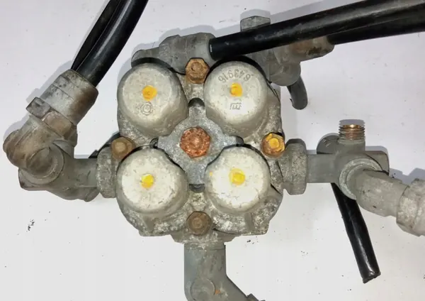 Vanne à quatre circuits Scania 4 AE4439 image 1