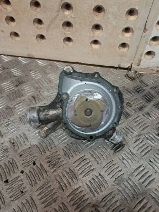 Mercedes vesipumppu OEM 1112012301 W203 2.0:lle image 3